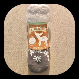 NWT Podus Slipper Socks Grey and White Snowflake